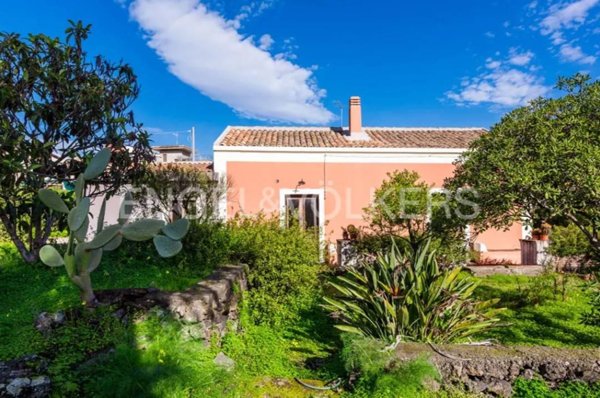 casa indipendente in vendita ad Aci Sant'Antonio