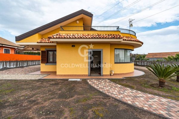 casa indipendente in vendita ad Aci Sant'Antonio