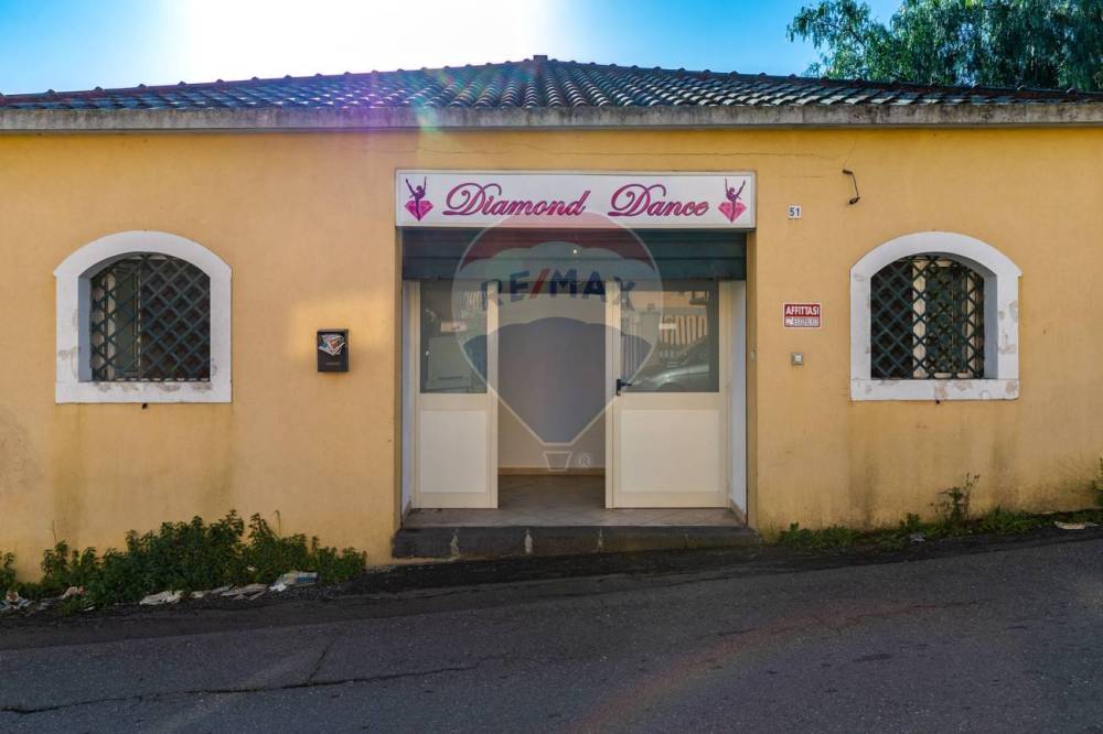 locale commerciale in vendita ad Aci Sant'Antonio