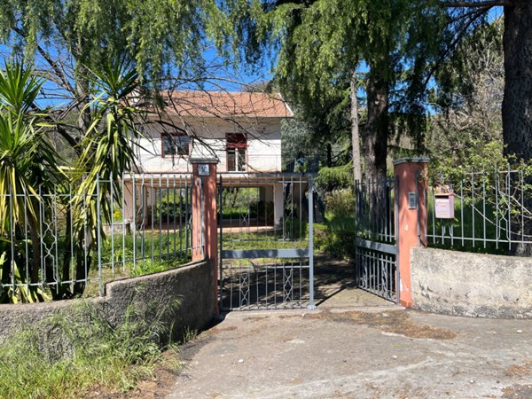 casa indipendente in vendita ad Aci Sant'Antonio