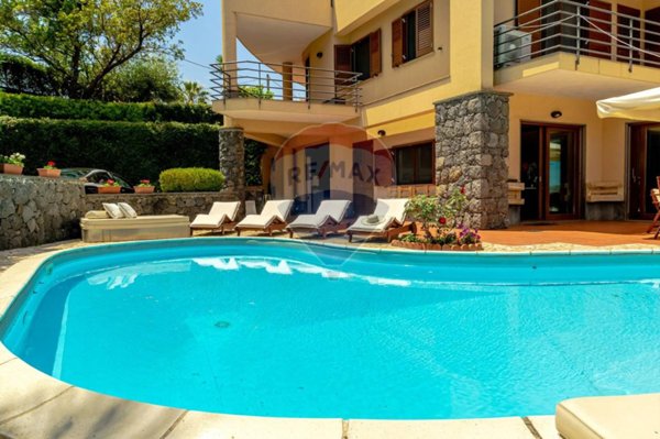 casa indipendente in vendita ad Aci Sant'Antonio