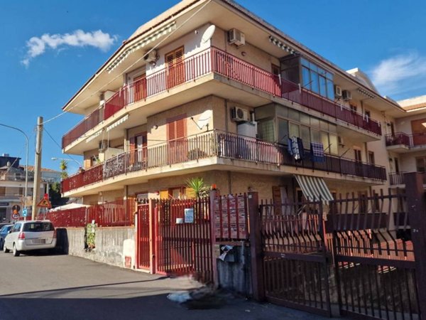 appartamento in vendita ad Aci Sant'Antonio in zona Lavina