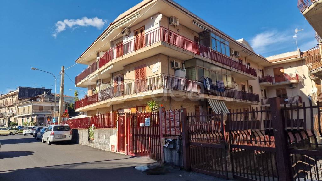 appartamento in vendita ad Aci Sant'Antonio in zona Lavina