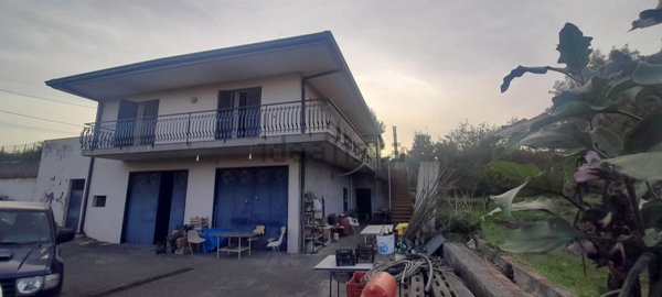 casa indipendente in vendita ad Aci Sant'Antonio