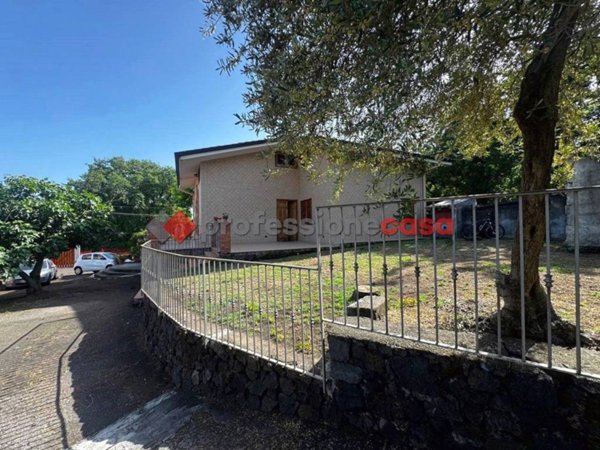 casa indipendente in vendita ad Aci Sant'Antonio in zona Lavinaio