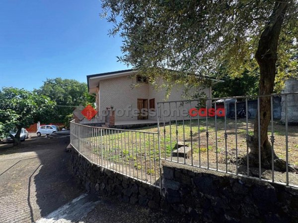 casa indipendente in vendita ad Aci Sant'Antonio in zona Lavinaio