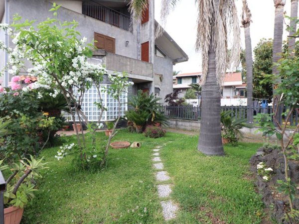 casa indipendente in vendita ad Aci Sant'Antonio