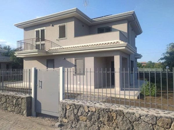 casa indipendente in vendita ad Aci Sant'Antonio