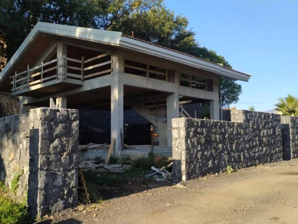 casa indipendente in vendita ad Aci Sant'Antonio