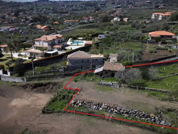 casa indipendente in vendita ad Aci Sant'Antonio in zona Lavinaio