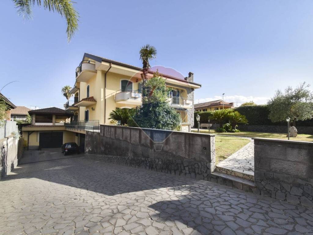 appartamento in vendita ad Aci Sant'Antonio in zona Lavina