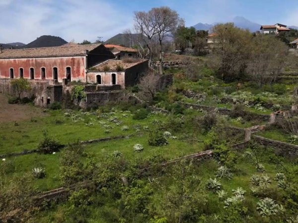 casa indipendente in vendita ad Aci Sant'Antonio in zona Lavinaio