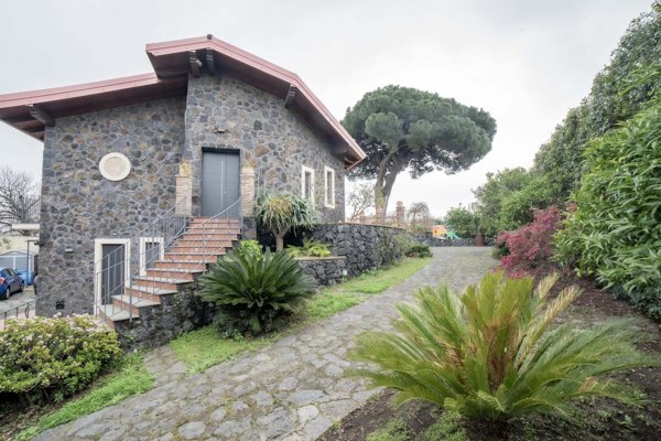 casa indipendente in vendita ad Aci Sant'Antonio