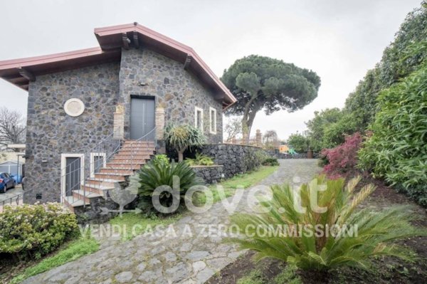 casa indipendente in vendita ad Aci Sant'Antonio