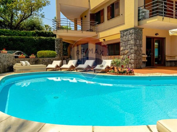 casa indipendente in vendita ad Aci Sant'Antonio