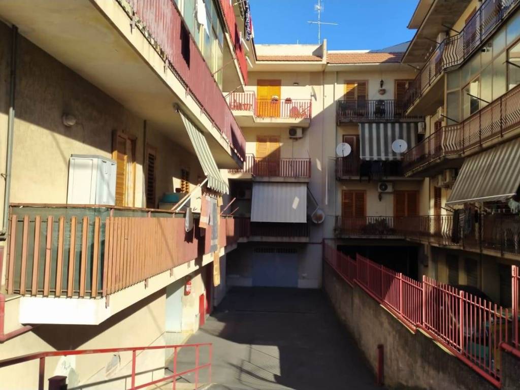 appartamento in vendita ad Aci Sant'Antonio in zona Lavina