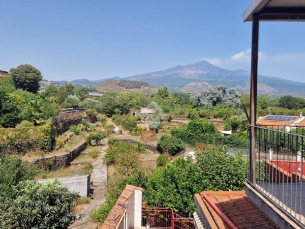 appartamento in vendita ad Aci Sant'Antonio in zona Lavina