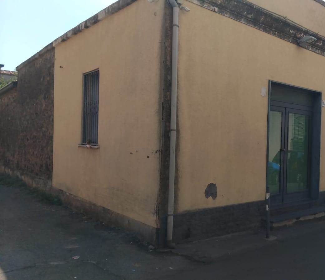 negozio in vendita ad Aci Sant'Antonio in zona Lavinaio