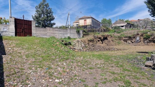 casa indipendente in vendita ad Aci Sant'Antonio in zona Lavinaio