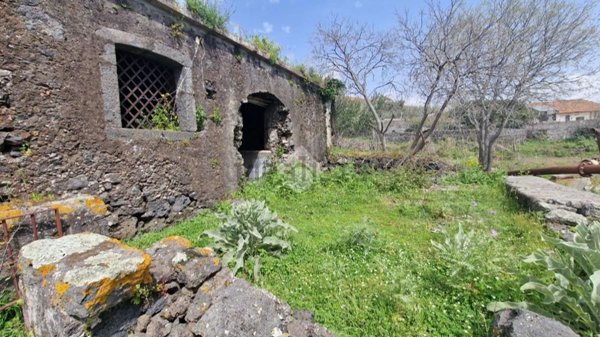 appartamento in vendita ad Aci Sant'Antonio in zona Lavinaio