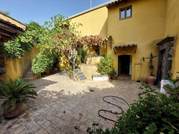 casa indipendente in vendita ad Aci Sant'Antonio