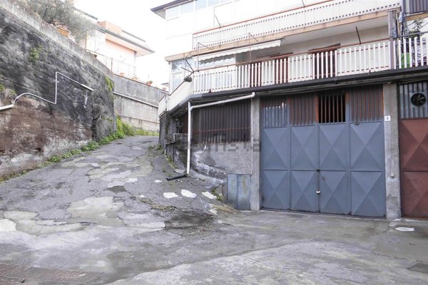 locale di sgombero in vendita ad Aci Sant'Antonio