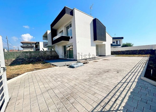 casa indipendente in vendita ad Aci Sant'Antonio
