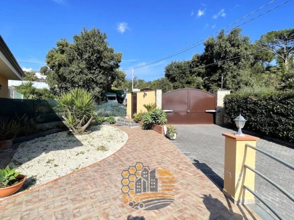 casa indipendente in vendita ad Aci Sant'Antonio in zona Lavinaio