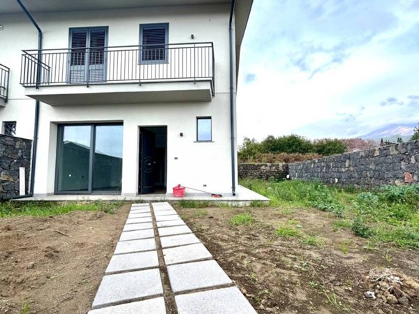 casa indipendente in vendita ad Aci Sant'Antonio in zona Lavinaio