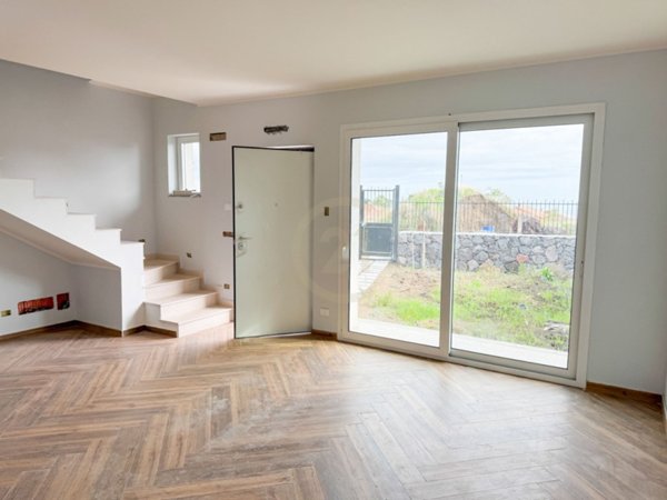 casa indipendente in vendita ad Aci Sant'Antonio in zona Lavinaio