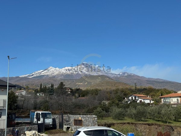 casa indipendente in vendita ad Aci Sant'Antonio in zona Lavinaio