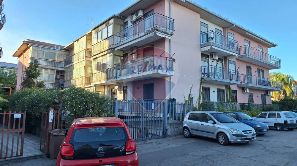 locale di sgombero in vendita ad Aci Sant'Antonio