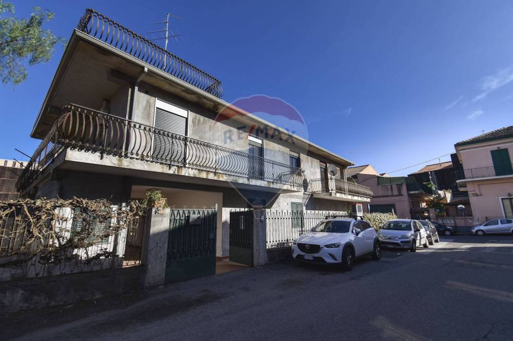 casa indipendente in vendita ad Aci Sant'Antonio in zona Lavina