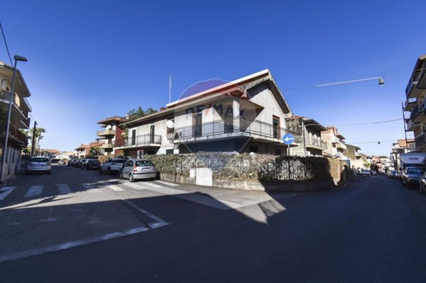 casa indipendente in vendita ad Aci Sant'Antonio in zona Lavina