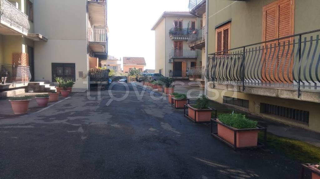 locale di sgombero in vendita ad Aci Sant'Antonio