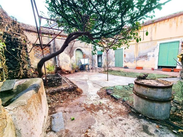 pentavano in vendita ad Aci Sant'Antonio