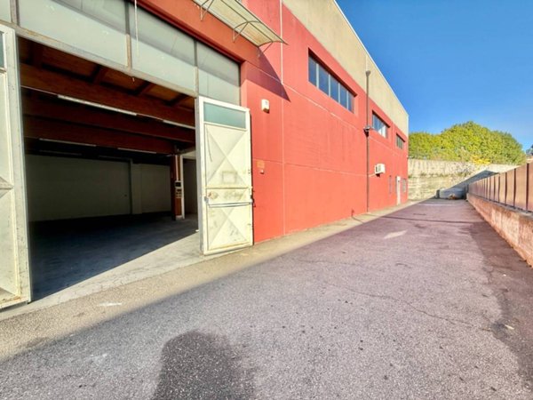 locale commerciale in vendita ad Aci Sant'Antonio