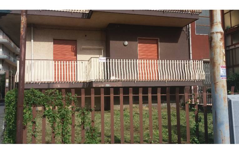 appartamento in vendita ad Aci Sant'Antonio