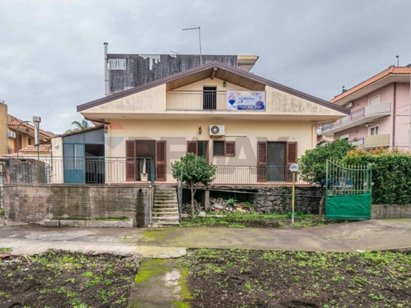 casa indipendente in vendita ad Aci Sant'Antonio