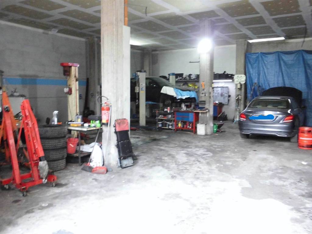 locale di sgombero in vendita ad Aci Sant'Antonio