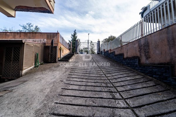 locale di sgombero in vendita ad Aci Sant'Antonio