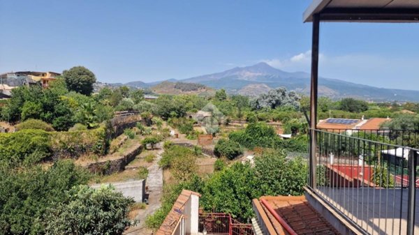 appartamento in vendita ad Aci Sant'Antonio in zona Lavina