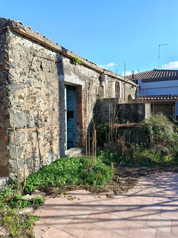 terreno agricolo in vendita ad Aci Sant'Antonio in zona Lavinaio