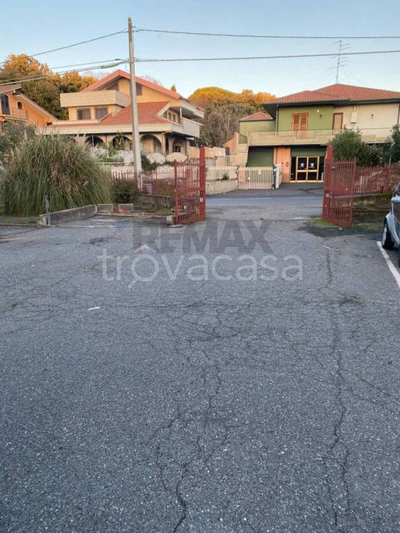 locale commerciale in vendita ad Aci Sant'Antonio