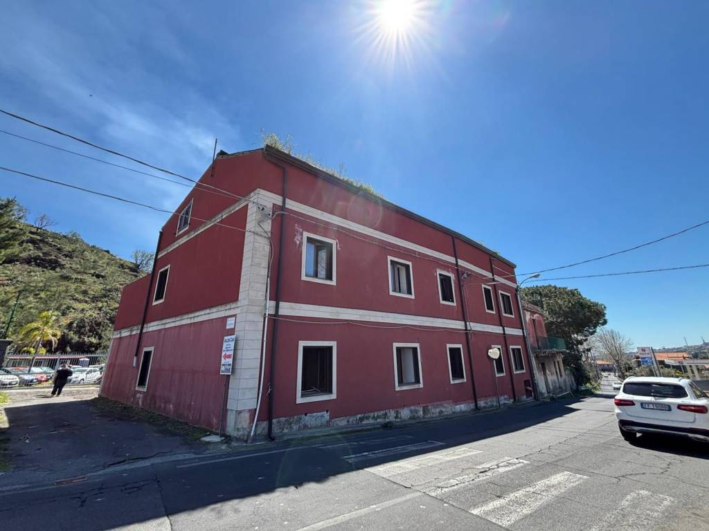 appartamento in vendita ad Aci Sant'Antonio in zona Lavinaio