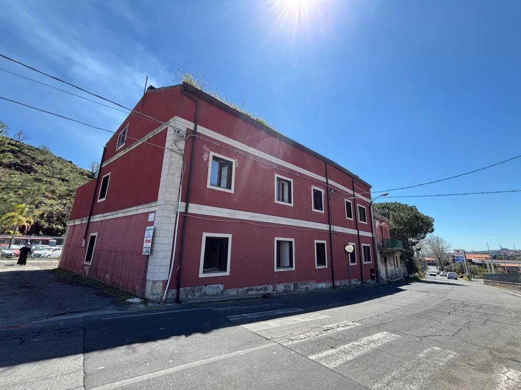 appartamento in vendita ad Aci Sant'Antonio in zona Lavinaio