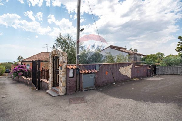 casa indipendente in vendita ad Aci Sant'Antonio in zona Lavinaio