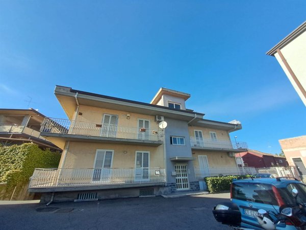 appartamento in vendita ad Aci Sant'Antonio in zona Lavinaio