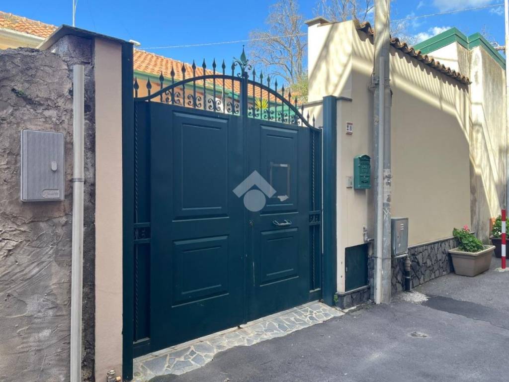 casa indipendente in vendita ad Aci Sant'Antonio