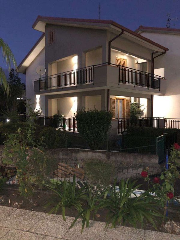 casa indipendente in vendita ad Aci Sant'Antonio